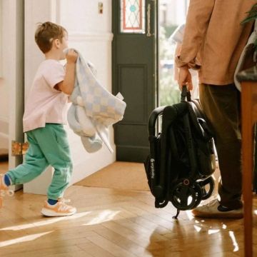 Carucior pentru copii Ergobaby Metro 3 Compact Onyx Black 0-4 ani, pliere compacta, compatibil avion, maner reglabil, roti cu suspensii