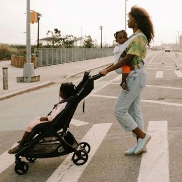 Carucior pentru copii Ergobaby Metro 3 Compact Soft Olive 0-4 ani, pliere compacta, compatibil avion, maner reglabil, roti cu suspensii