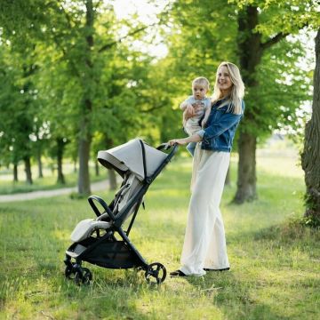 Carucior pentru copii PetiteMars Flip negru cu pliere compacta, spatar reglabil, suport picioare reglabil si copertina extensibila cu protectie UPF 50+, greutate admisa 22 kg