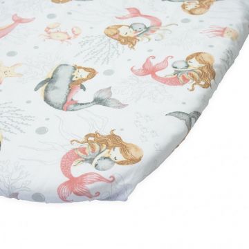 Cearceaf cu banda elastica pentru carucior copii Kerstin Pink Mermaid, realizat din bumbac 100, dimensiune 80 x 38 cm