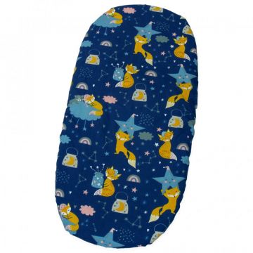 Cearceaf cu banda elastica pentru carucior copii Kerstin Sleepy Fox, realizat din bumbac 100, dimensiune 80 x 38 cm